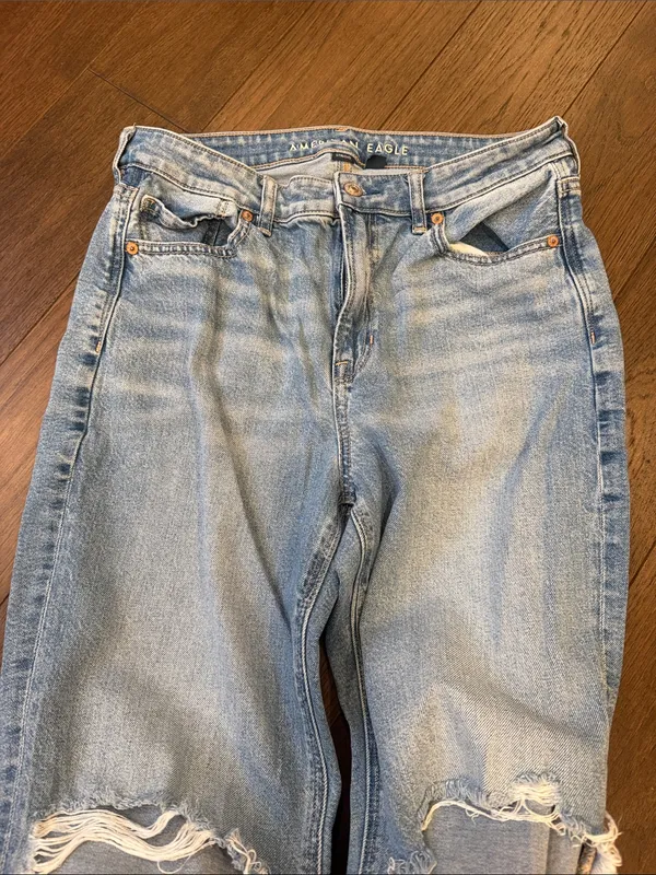 American Eagle Strigid Mom Jean Distressed Denim Size 10 Long - C66-019 - Image 6