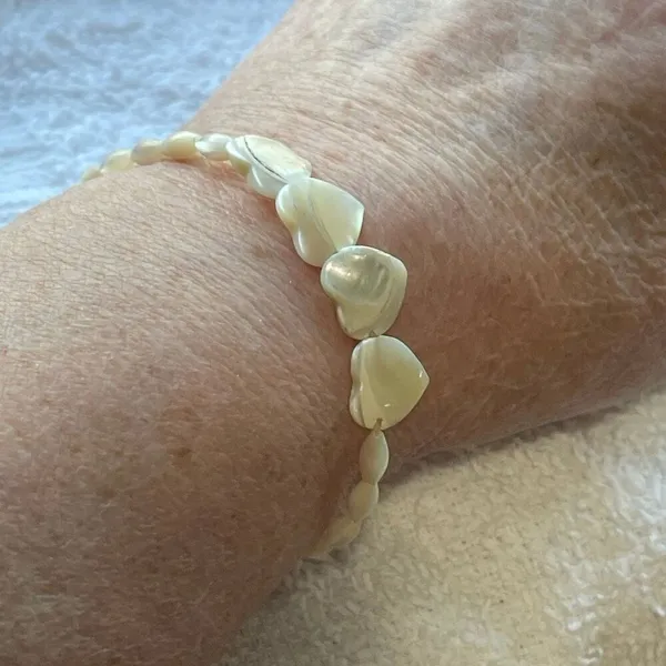 Vintage Midcentury mother of pearl beaded with carved hearts bracelet - Image 6