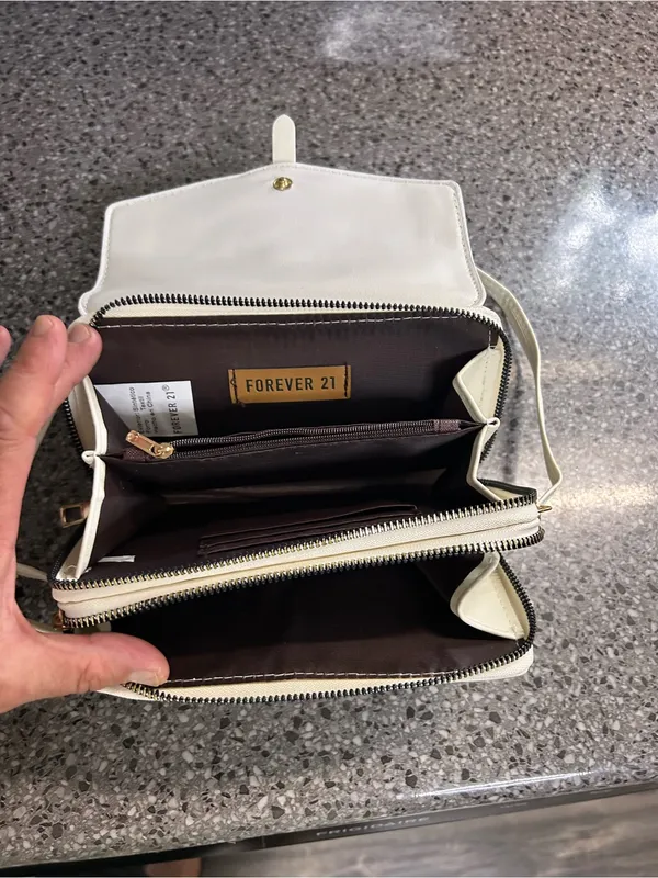 Forever 21 White Crossbody Bag with Gold Buckle - Image 5