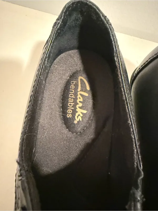 Clarks Bendables Ingalls Falls Black Leather Ruched Button Ankle Bootie Size 7.5 - Image 8
