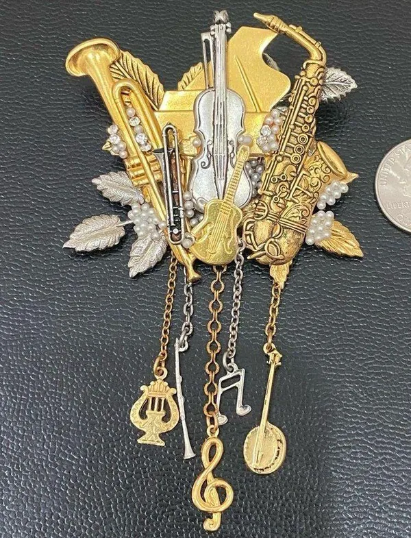 Vintage Musical Instruments Music Theme 3D Brooch 36.6g - Image 6