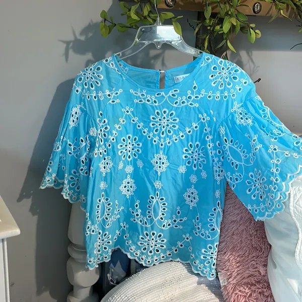 Sky Blue Eyelet Top Scalloped Bell Sleeves Studio JPP Womens Medium - Image 5
