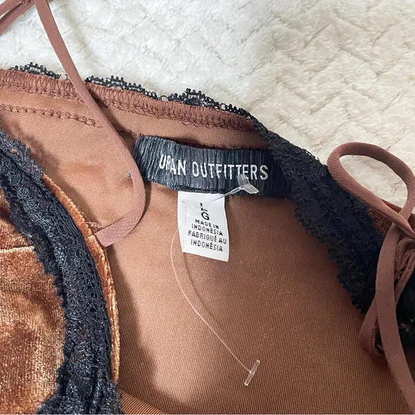Urban Outfitters Women's Brown Velvet Black Lace‎ Faith slip Dress Size Large - Image 4