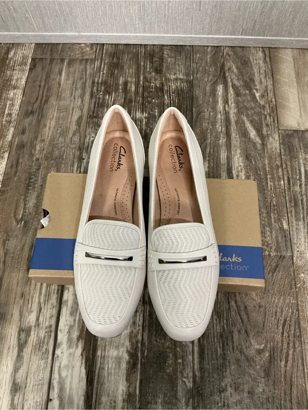 Clarks Off White Leather Loafer with Silver Trim Size 8 - Image 16