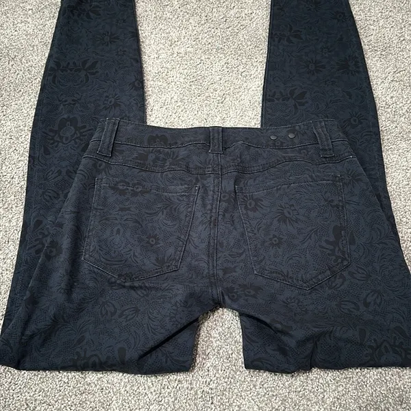 Cabi Lace Print‎ Skinny Jeans Style# 3195 Size 0 - Image 8