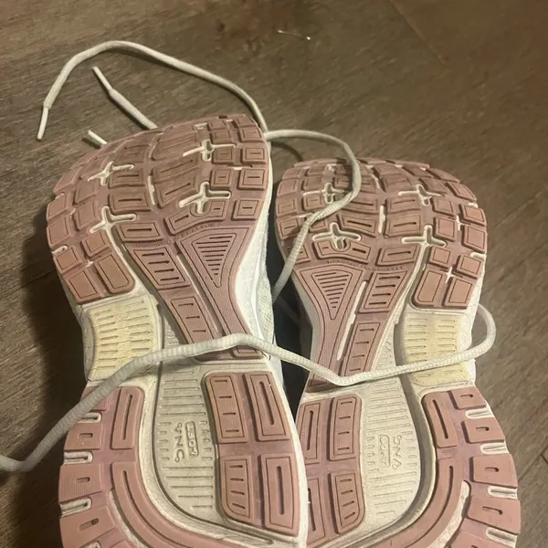 Brooks Women's White and Light Pink Athletic Shoes - Image 3