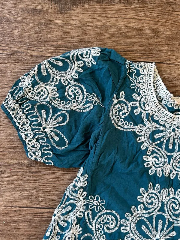 Solitaire |Teal Blouse with White Embroidery sz Medium - Image 3