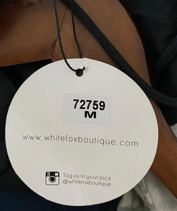 White Fox NWT  woman's black sleeveless size medium open back 100% polyester - Image 4