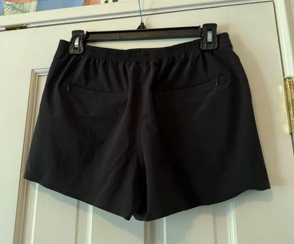 Lululemon Black Pleated Athletic Shorts With Pockets Size 6 - Image 2