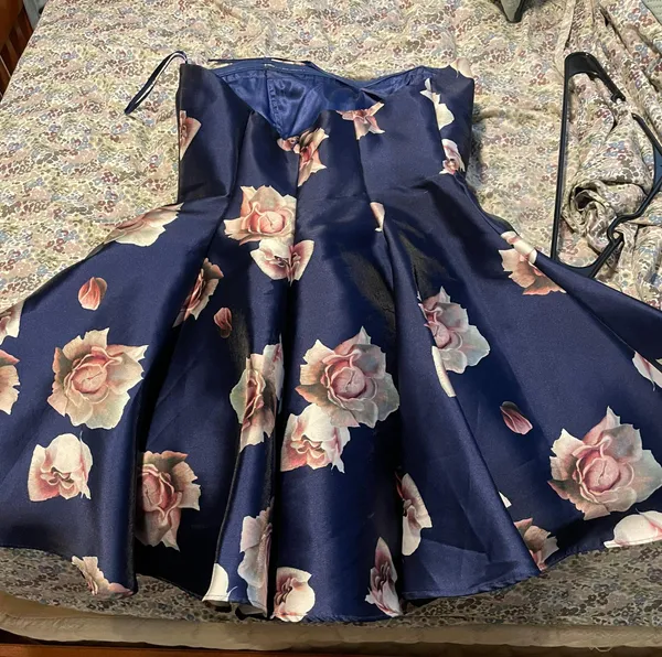 Formal Dress Blue Size 6 - Image 5