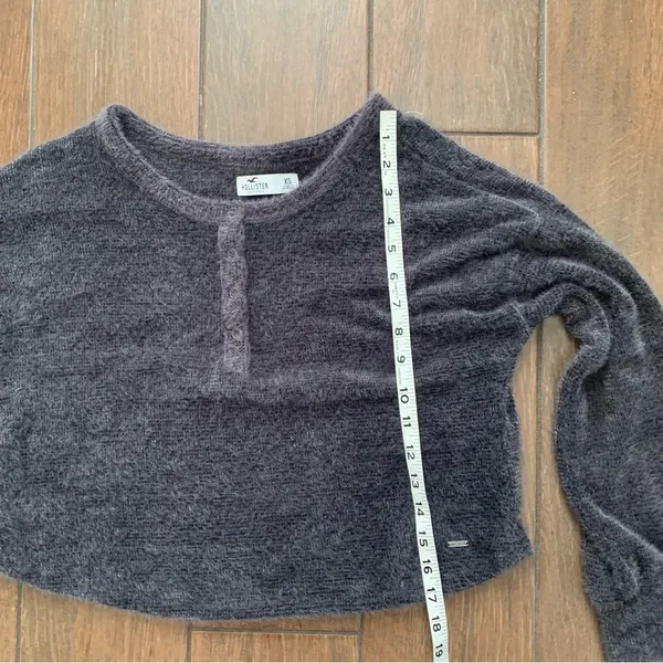 Hollister Cropped Fuzzy Henley Long Sleeve Minimalist Top Gray Size XS - Image 5