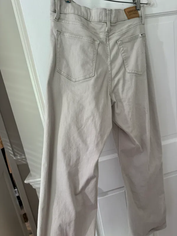 High-Waisted Jeans - Image 2
