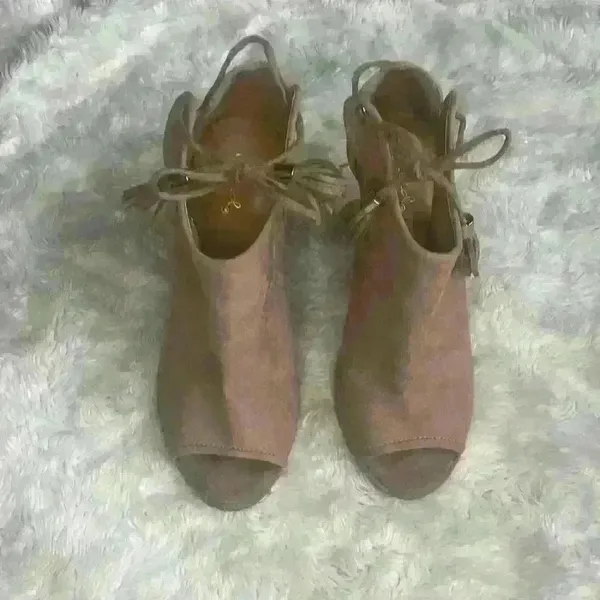 Qupid‎ tan faux suede, peep toe, block heel woman’s size 7.5 - Image 3