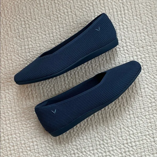 VIVAIA Margot Walker Lightweight Square-Toe V-Cut Flats in Vintage Blue Size 40 - Image 5