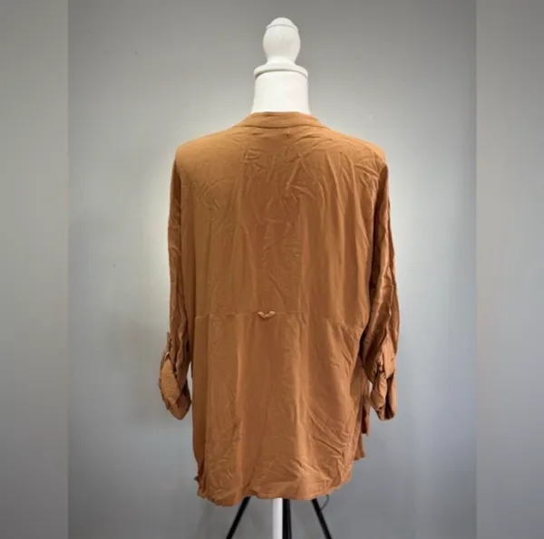CLEARANCE! Brown Young, Fabulous & Broke Top Size M EUC - Image 2