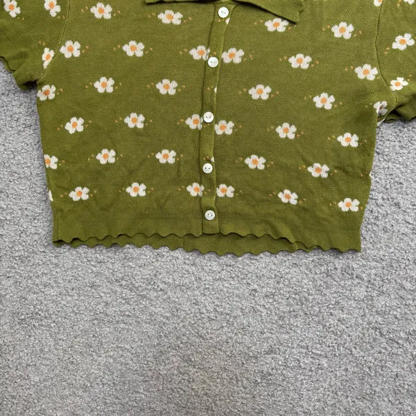 Cider Olive Green Floral Knit Collared Short-Sleeve Scalloped Button Crop Top - Image 5