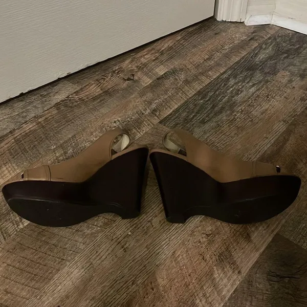 Gently Worn Nine West Platform Wedges- 7 1/2 - Image 3