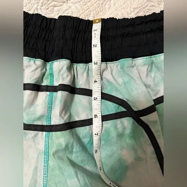 Lululemon Tracker Short II *2-way Stretch Spray Dye White Blue Tropics / Black - Image 6