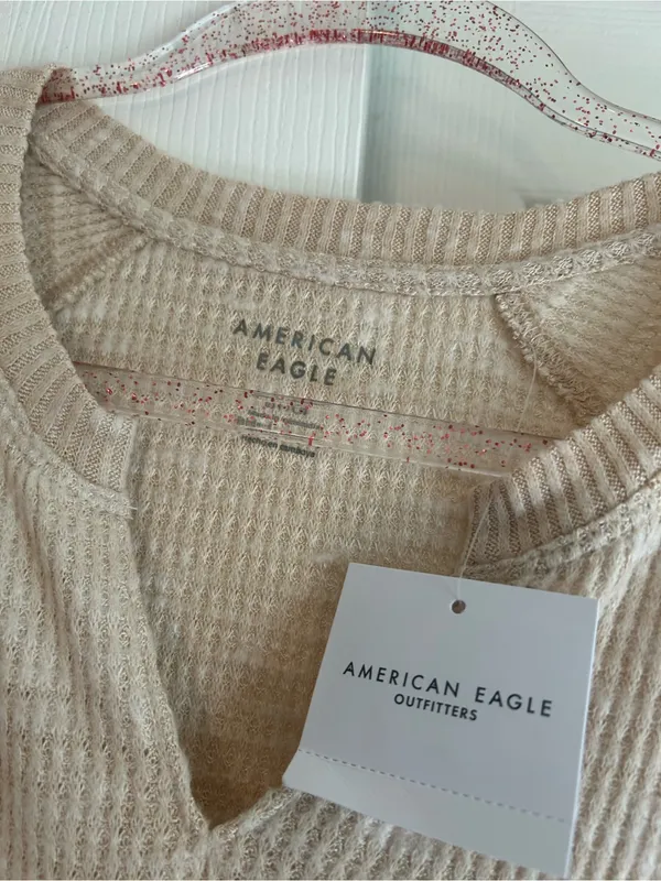 NWT America Eagle Cream Neutral Notch V neck long sleeve scoop hem top - Image 3