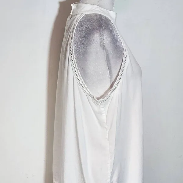 Cloth & Stone Anthropologie White Sleeveless Blouse with Lace Accent Size Medium - Image 4