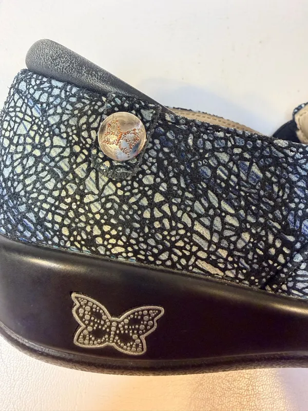 Alegria women’s Slip-On Loafer in Black and White Crackle - Image 4