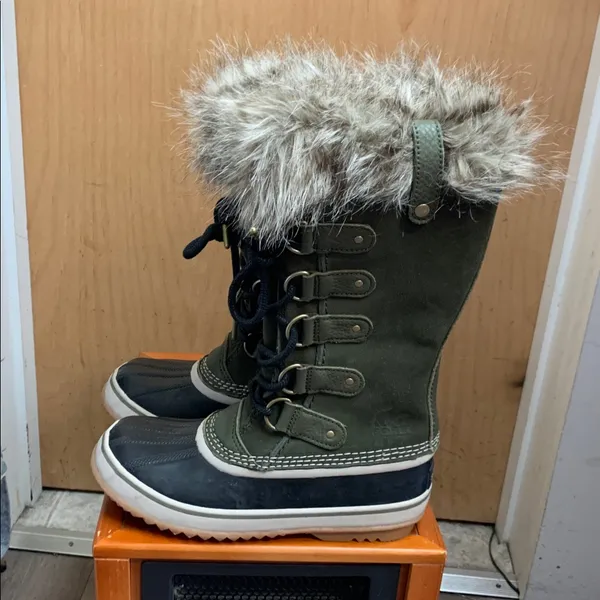 Sorel Black/ Olive Green Suede Winter Mid-Calf Boots. Size-7.5 Arctic Explorer - Image 3