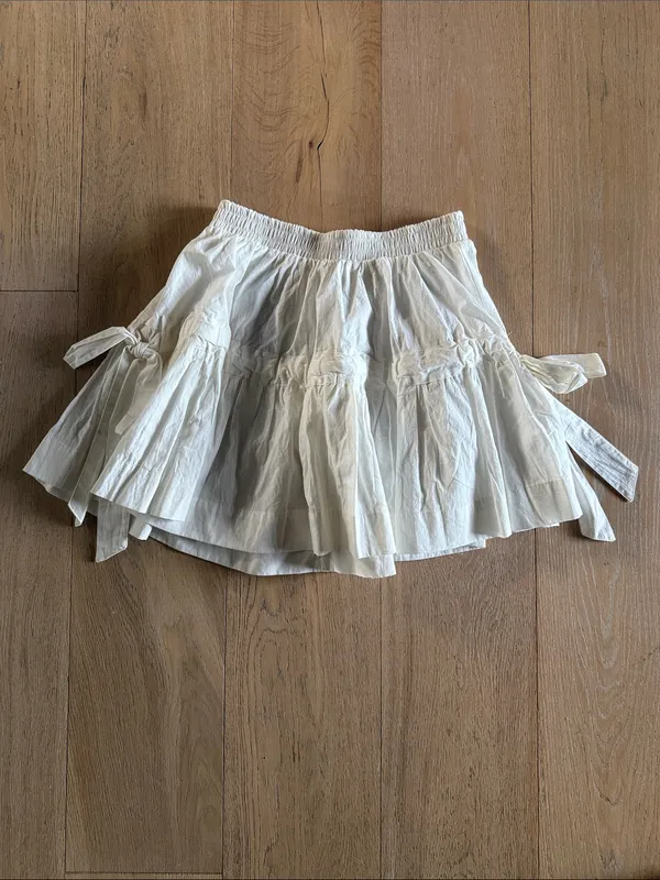VRG GIRL Lily Elastic Waist White Tiered Mini Skirt with Side Bows - Image 8