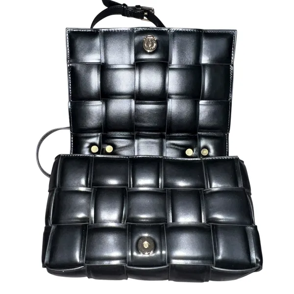 Like Dreams Black‎ Weaved Purse With Crossbody Strap And Gold Chain Handle - Image 5
