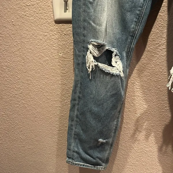American Eagle Woman’s Mom Jeans Size 00 Short Distressed - Image 5