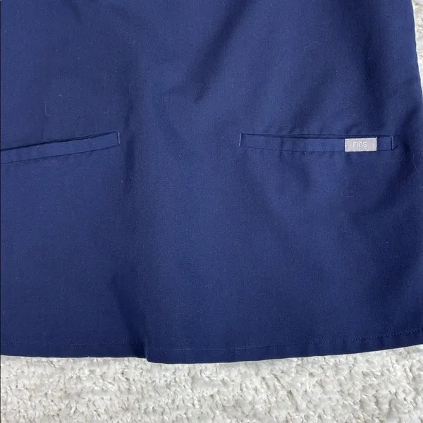 FIGS CASMA FW1100 Navy Blue Scrub Top Medium 2 Pockets V-Neck - Image 4
