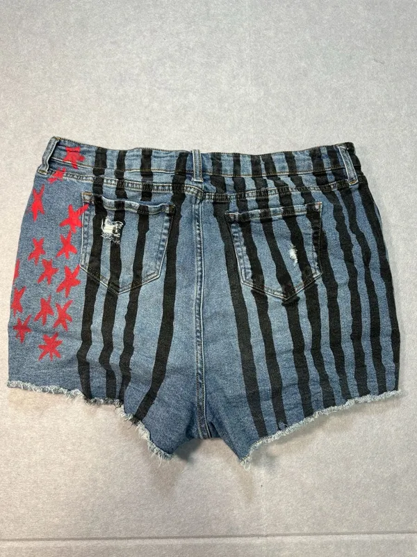 Her Universe DC Comics Birds of Prey Harley Quinn Hi-Rise Shorts Size 15 - Image 5