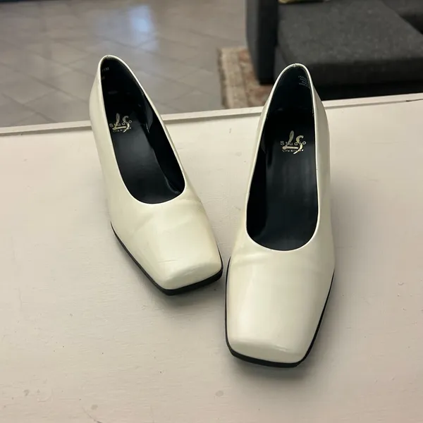 Heels Chic Cream Women's Heels 7 1/2 M like new no flaws found Clean! - Image 2