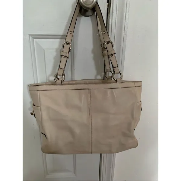 Coach off white or cream shoulder bag - Image 2