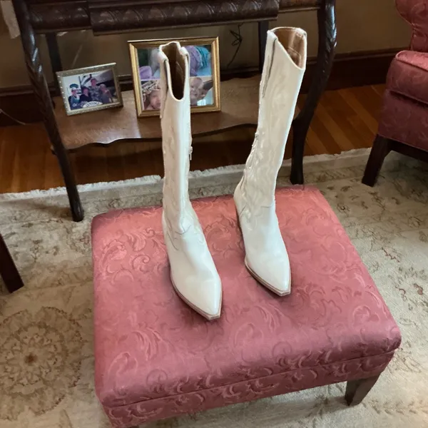 Crown Vintage Sila Embroidered Western Boots in White Sz 7 EUC - Image 3