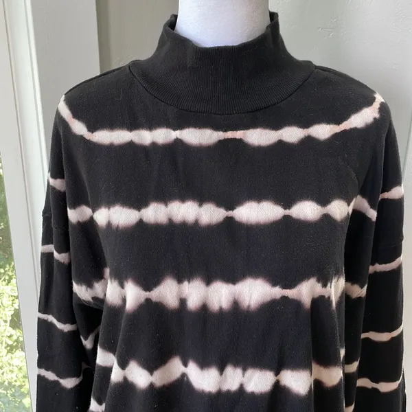 Wild Fable Oversized Black White Tie Dye Mockneck Sweatshirt Size Medium - Image 3