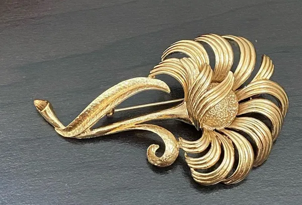 Vintage Signed MONET Brushed Gold-tone Flower Brooch - Image 3