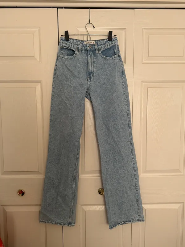 Abercrombie 90’s relaxed high rise curve love light wash denim jeans 2 /26 long - Image 4