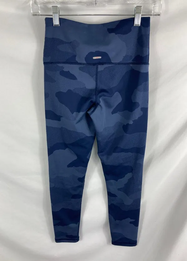 Aerie Move Chill Play Camo Leggings Size Medium Short - Image 4