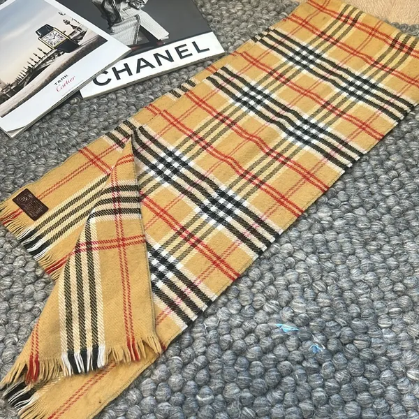 Non Signe Burberry Plaid Printed Scarf Made in France - Image 4