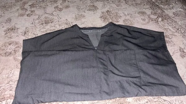 Fabletics Evolve Scrub Top 3-Pocket Heather Grey Large - Image 2