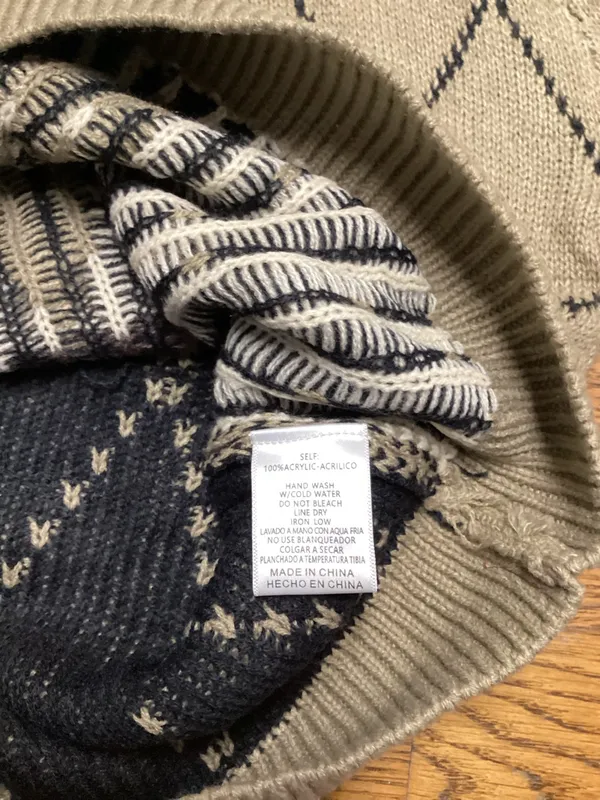 Listicle Boutique Taupe Argyle button front sweater with dimensional bows Size L - Image 4