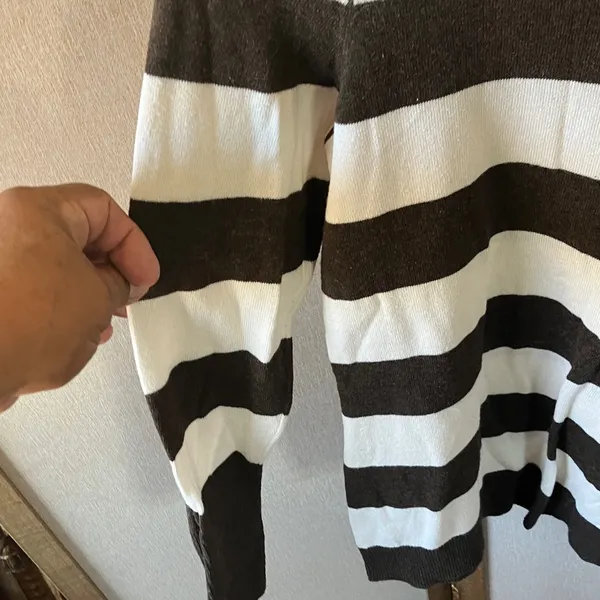 FINAL MARKDOWN GAP Chocolate striped Knit Pullover large - Image 5