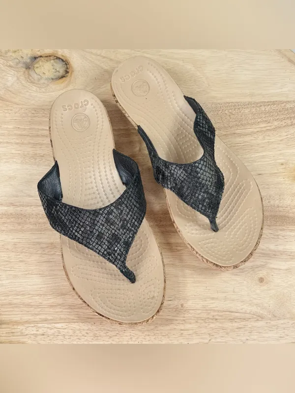 Crocs A Leigh Faux Cork Wedge Thong Sandals Black Tan Size 7 202035 - Image 11