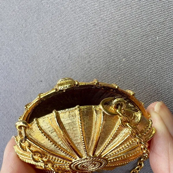 Estee Lauder Gold Tone Solid Perfume Compact Pendant Locket Necklace 70's - Image 5