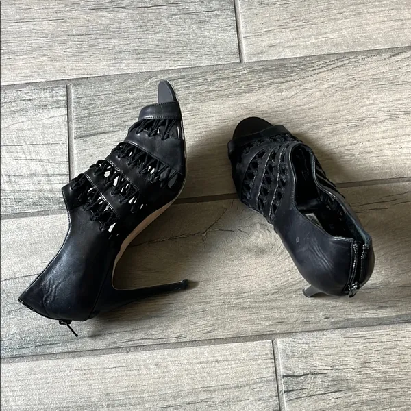 Manolo Blahnik Black Heels Sophisticated Style - Image 3