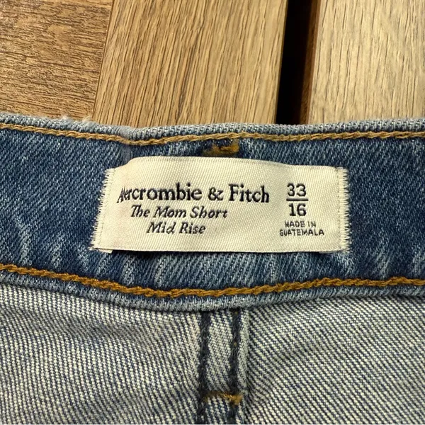 NWT Abercrombie & Fitch The Mom Short Mid Rise Distressed Women’s Size 16/33 - Image 5