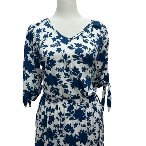 Navy and White Floral Knit V Neck Short Sleeve Dress by Acting Pro Size 1X - Image 11