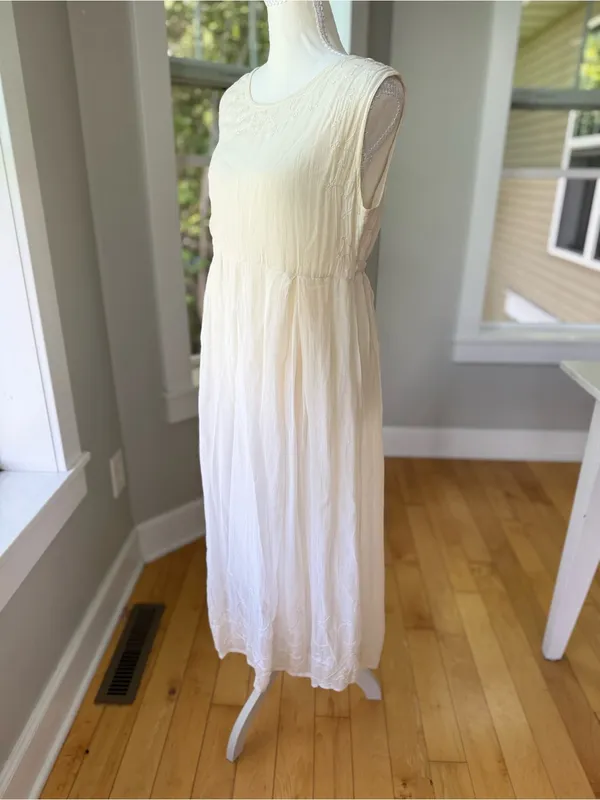 Vintage Diamond Dresses Ivory Floral Embroidered Tie Back Sleeveless Maxi Dress - Image 3