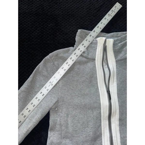 Lululemon Women's Light as Warmth Jacket Grey Fleece Full Zip Size‎ 6 - Image 10