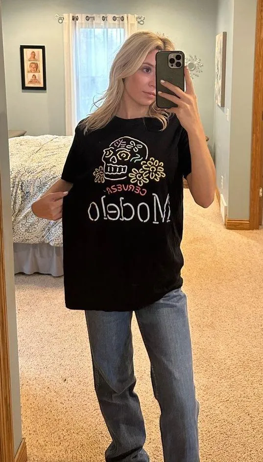 Modelo Oversized Neon Graphic T-Shirt Day of the Dead - Image 4